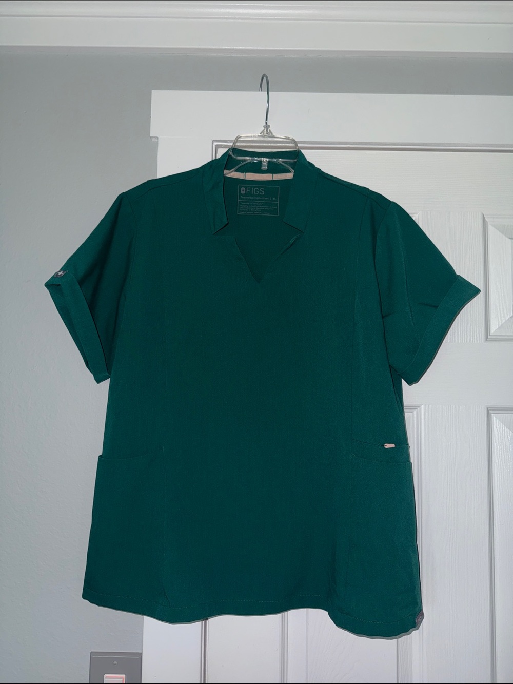 FIGS Inala Green V-Notch Scrub Shirt women’s size XL great condition